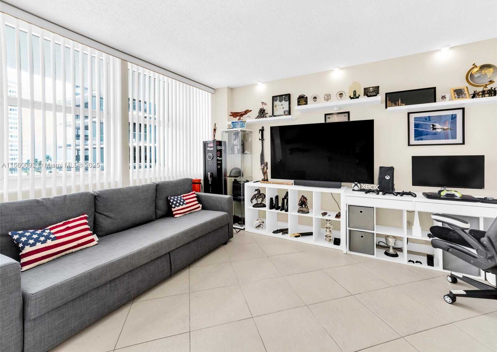 Small Image of 2030 #523, Hallandale Beach Number 4
