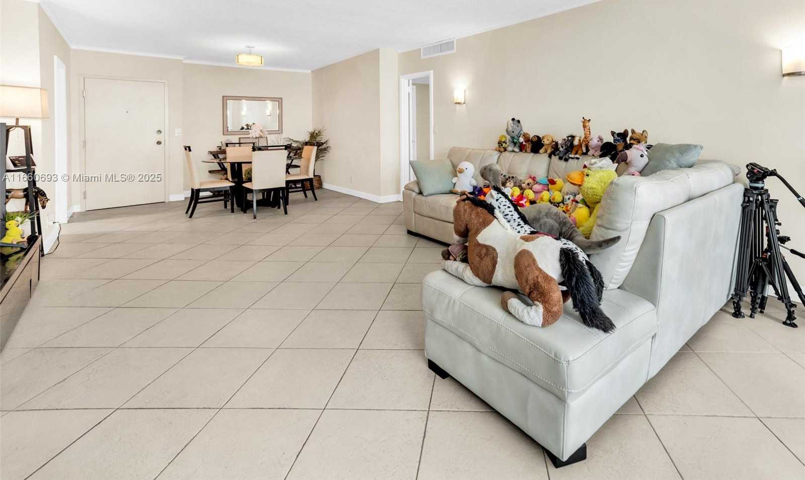 Small Image of 2030 #523, Hallandale Beach Number 8