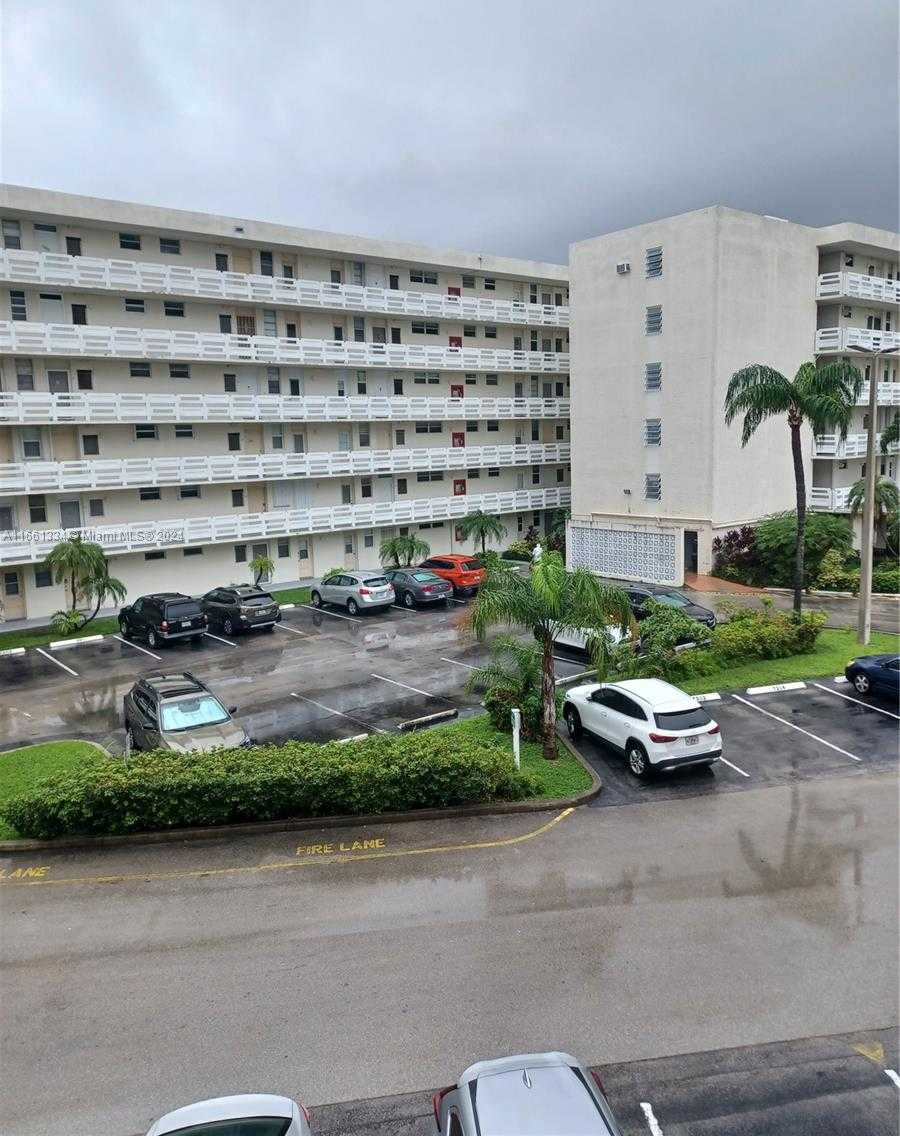 Small Image of 3030 MARCOS DR #T304, Aventura Number 2