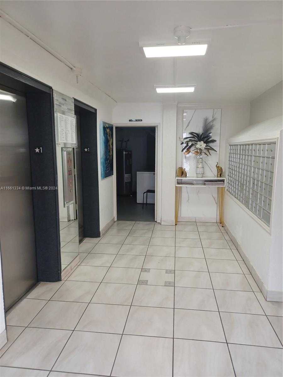 Small Image of 3030 MARCOS DR #T304, Aventura Number 4