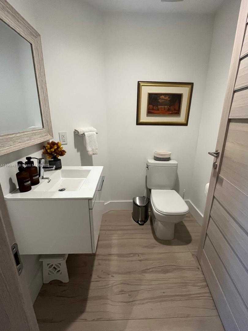 Small Image of 17301 BISCAYNE BLVD #205, North Miami Beach Number 13
