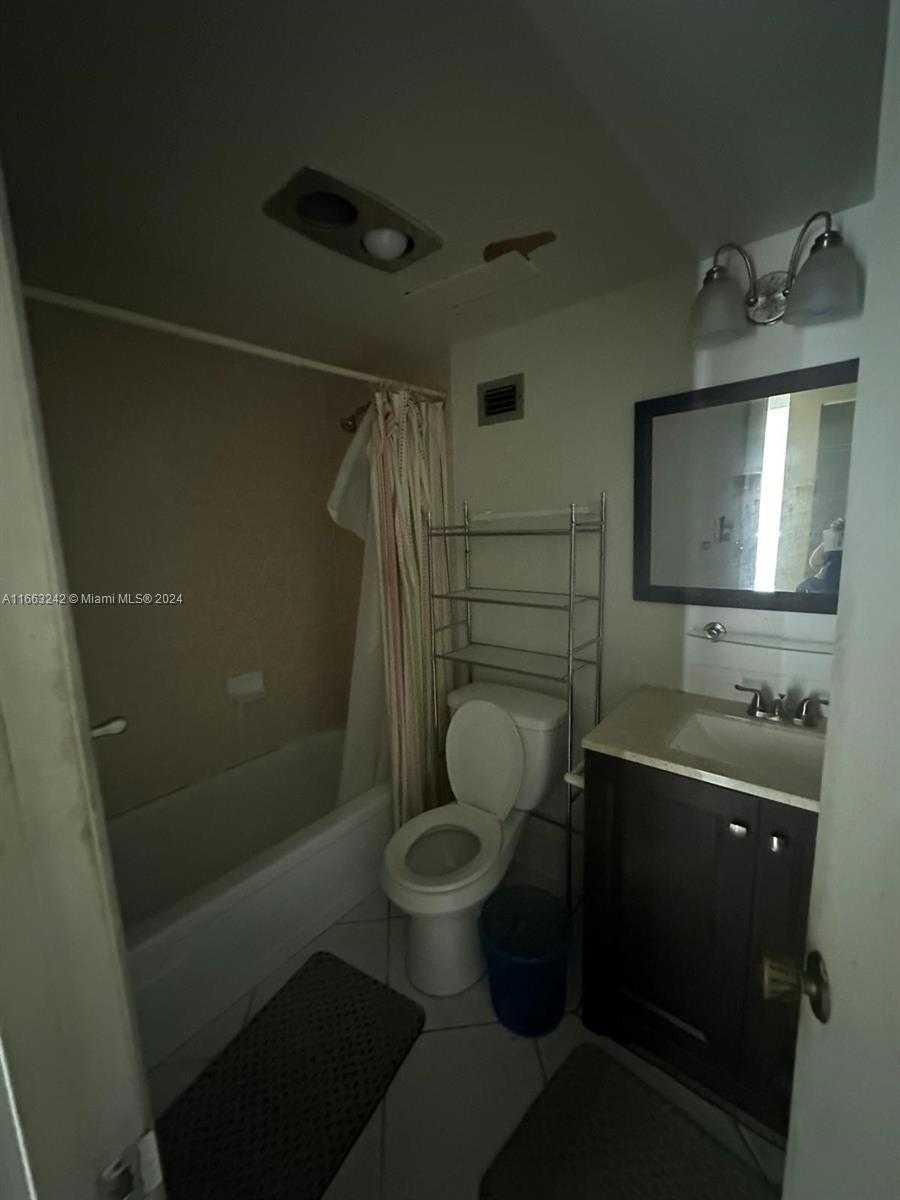 Small Image of 3300 SPANISH MOSS TER #301, Lauderhill Number 35