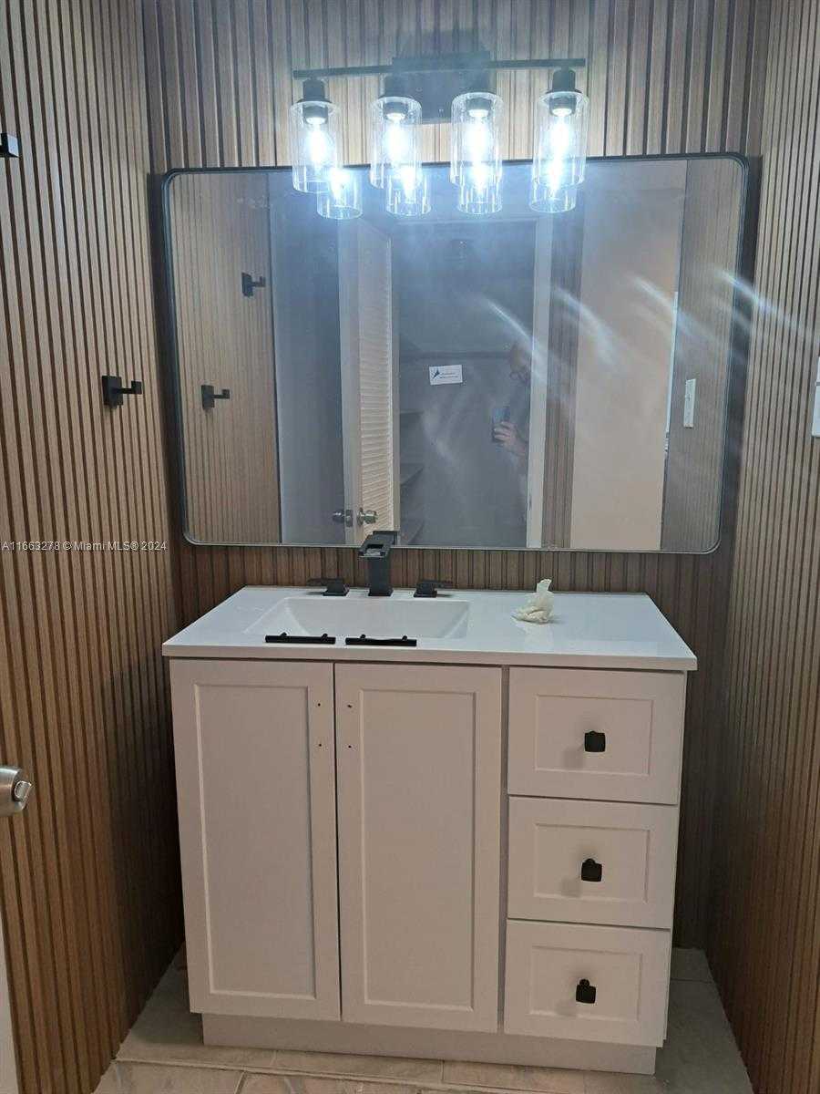 Small Image of 18061 BISCAYNE BLVD #702, Aventura Number 3