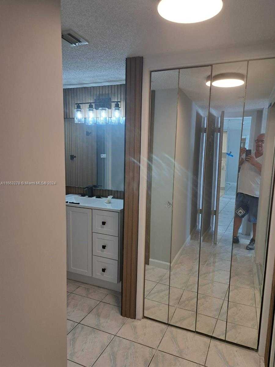 Small Image of 18061 BISCAYNE BLVD #702, Aventura Number 6