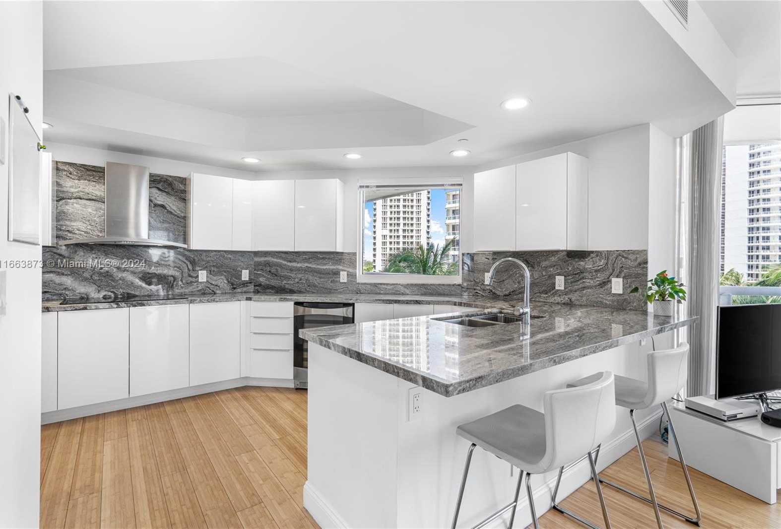 Small Image of 21050 POINT PL #904, Aventura Number 14