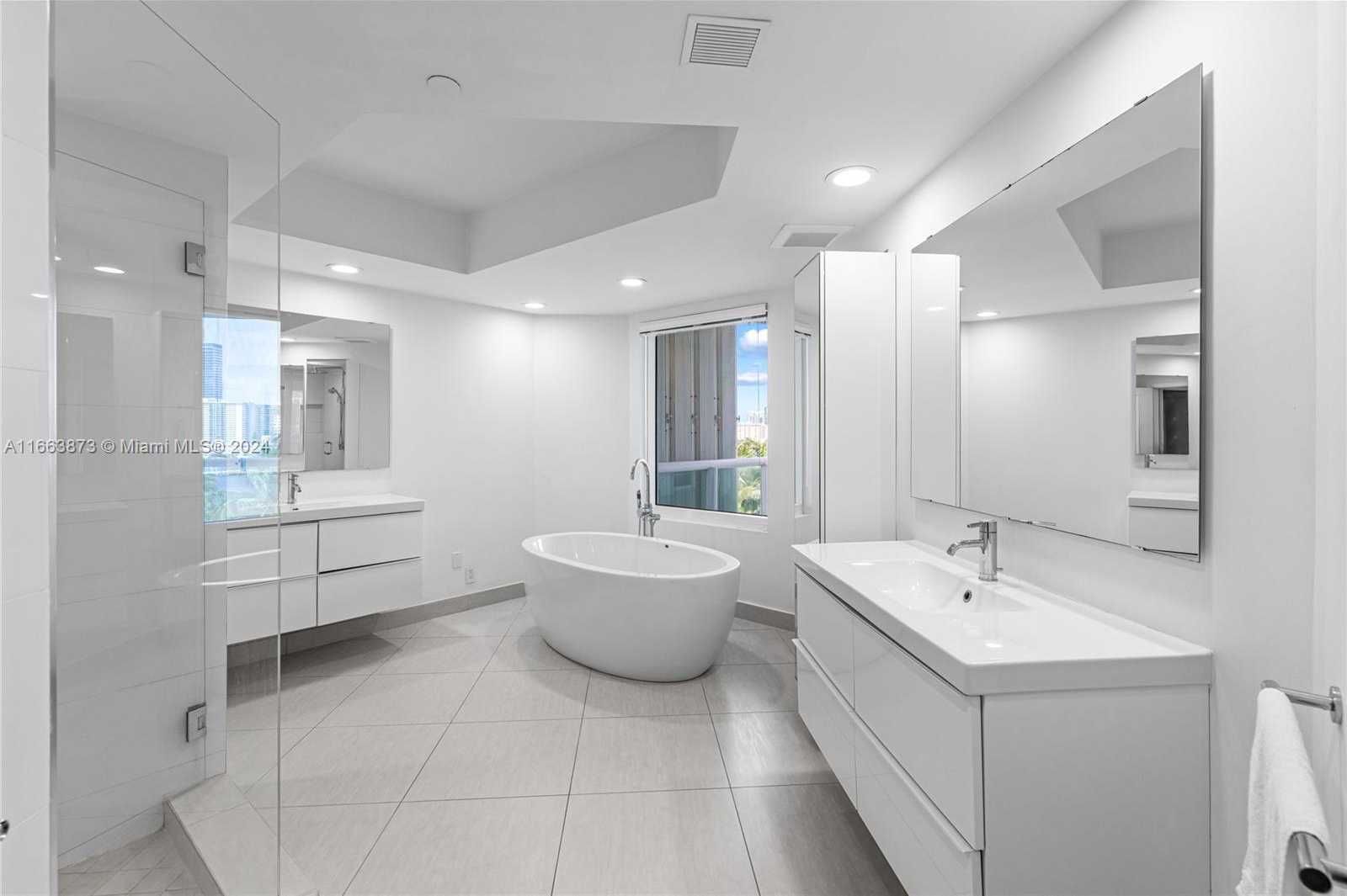 Small Image of 21050 POINT PL #904, Aventura Number 25