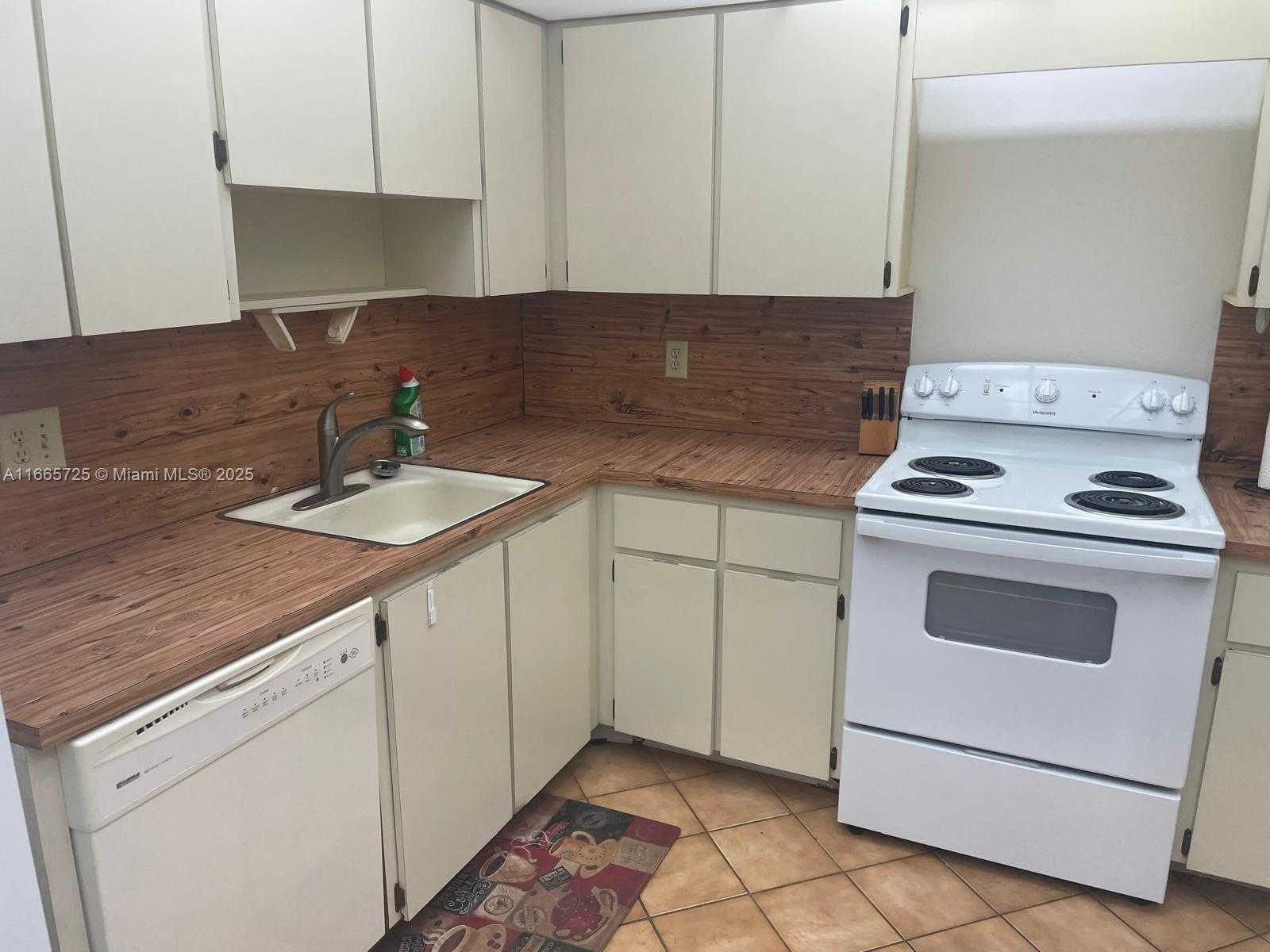 Small Image of 3520 OAKS WAY #208, Pompano Beach Number 18