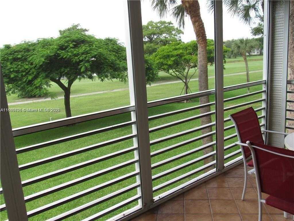Small Image of 3520 OAKS WAY #208, Pompano Beach Number 32