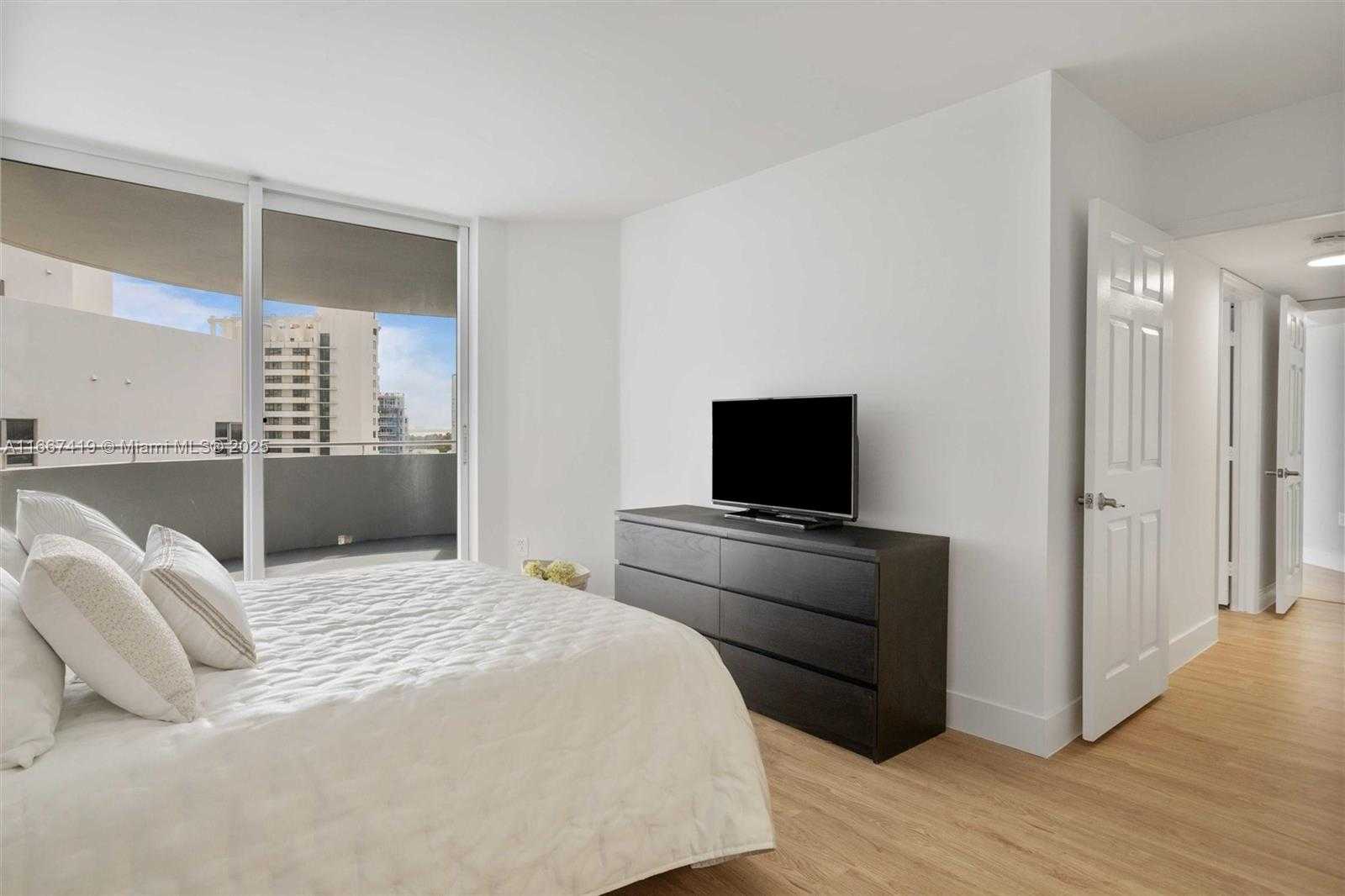 Small Image of 6301 COLLINS AVE #1005, Miami Beach Number 12