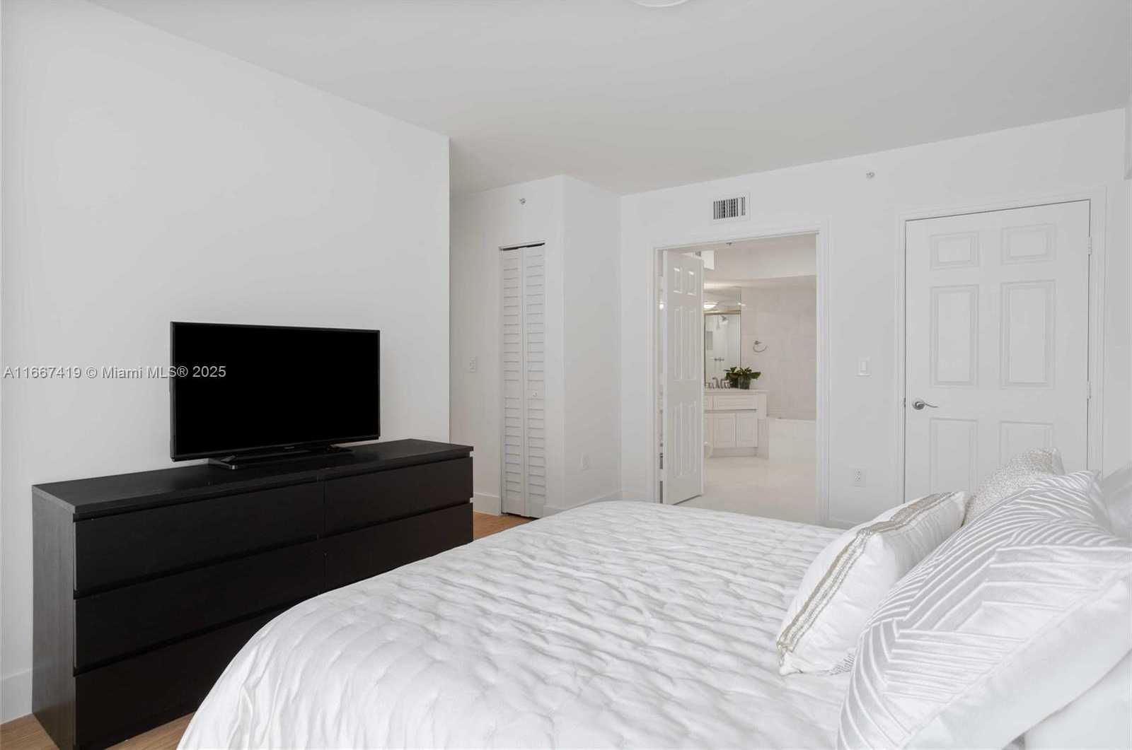 Small Image of 6301 COLLINS AVE #1005, Miami Beach Number 13