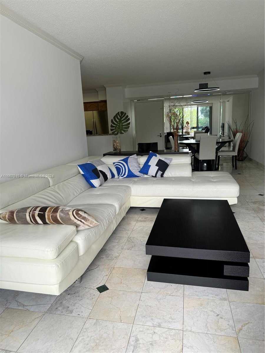 Small Image of 3400 #206, Aventura Number 1
