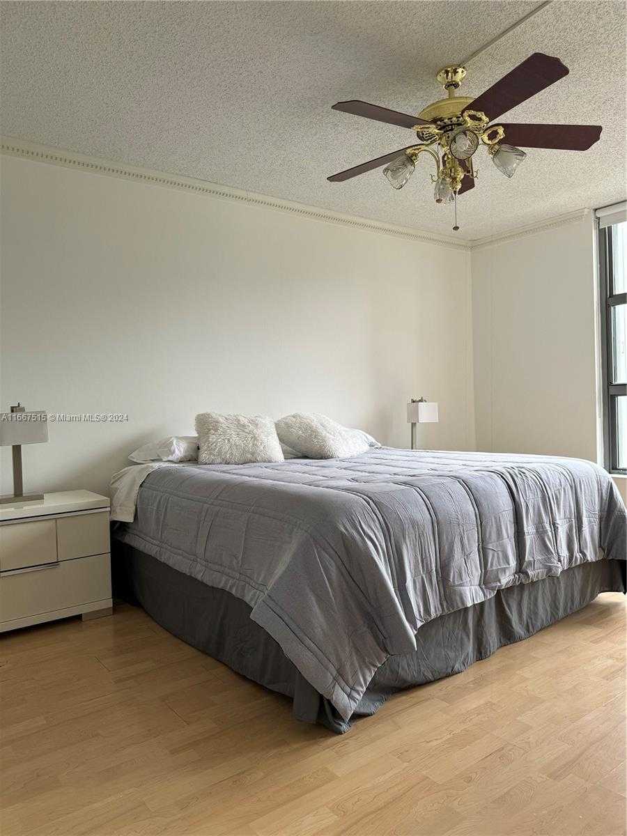 Small Image of 3400 #206, Aventura Number 10