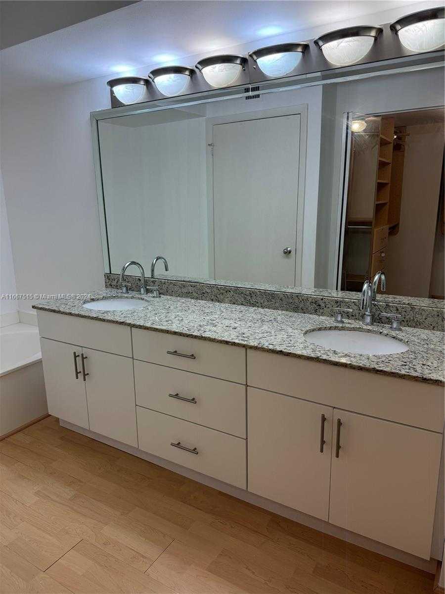 Small Image of 3400 #206, Aventura Number 12