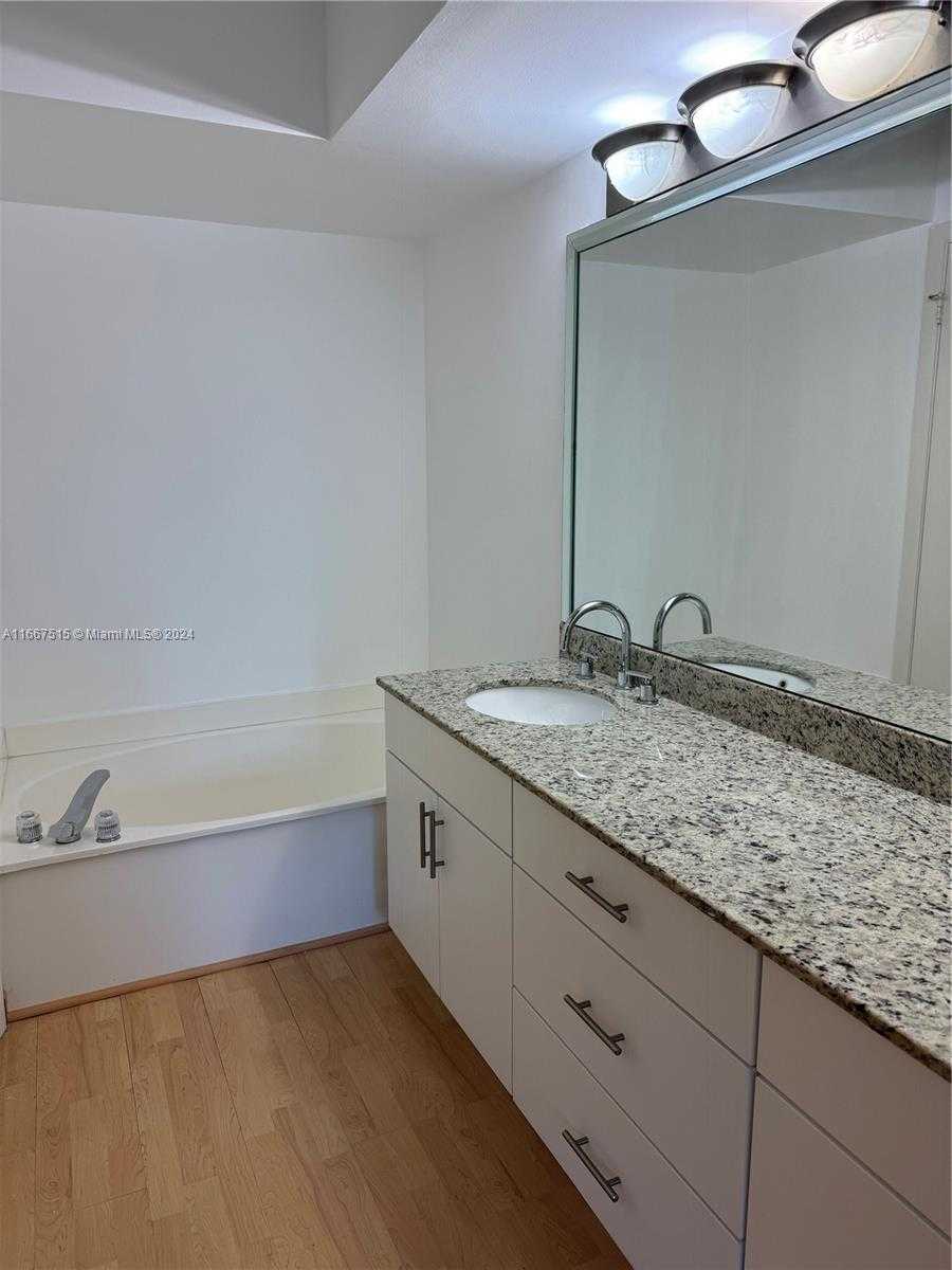 Small Image of 3400 #206, Aventura Number 13
