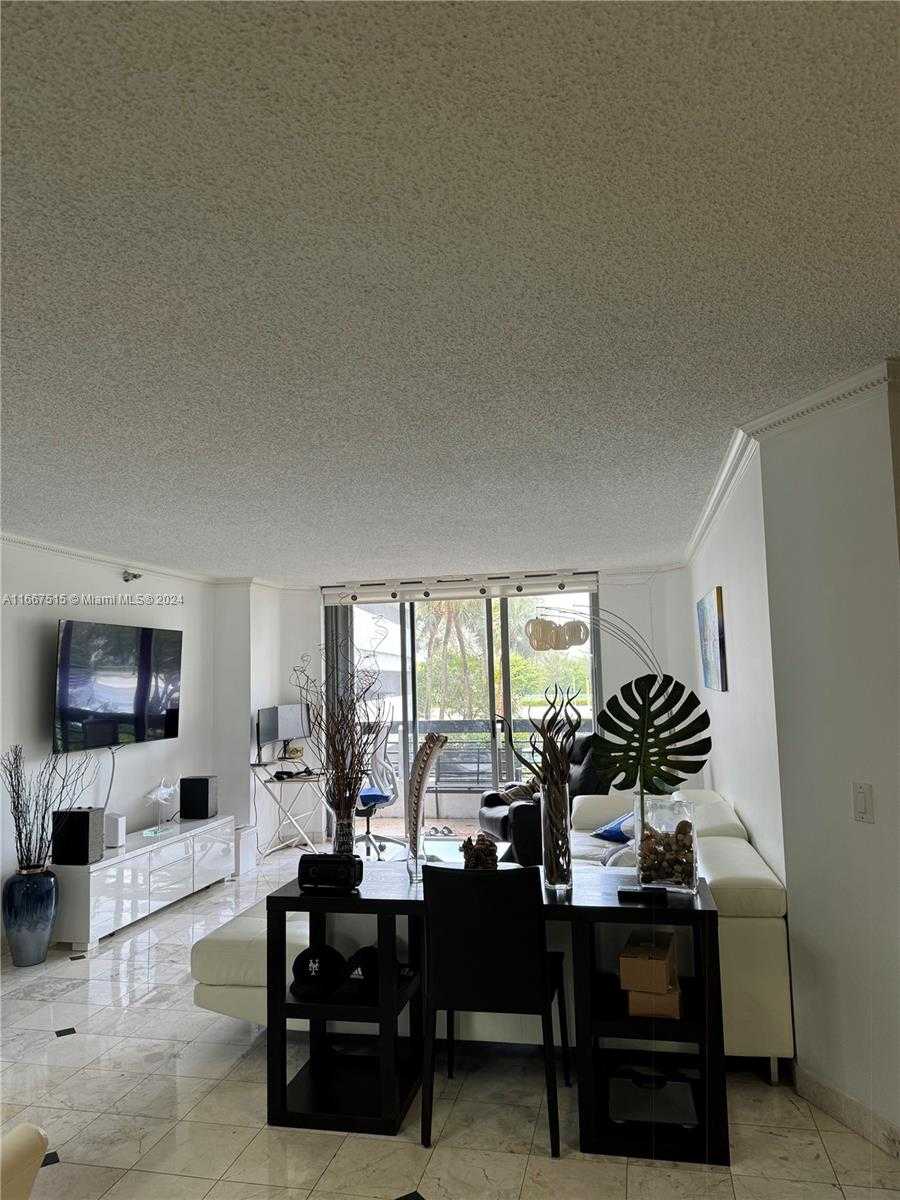 Small Image of 3400 #206, Aventura Number 4