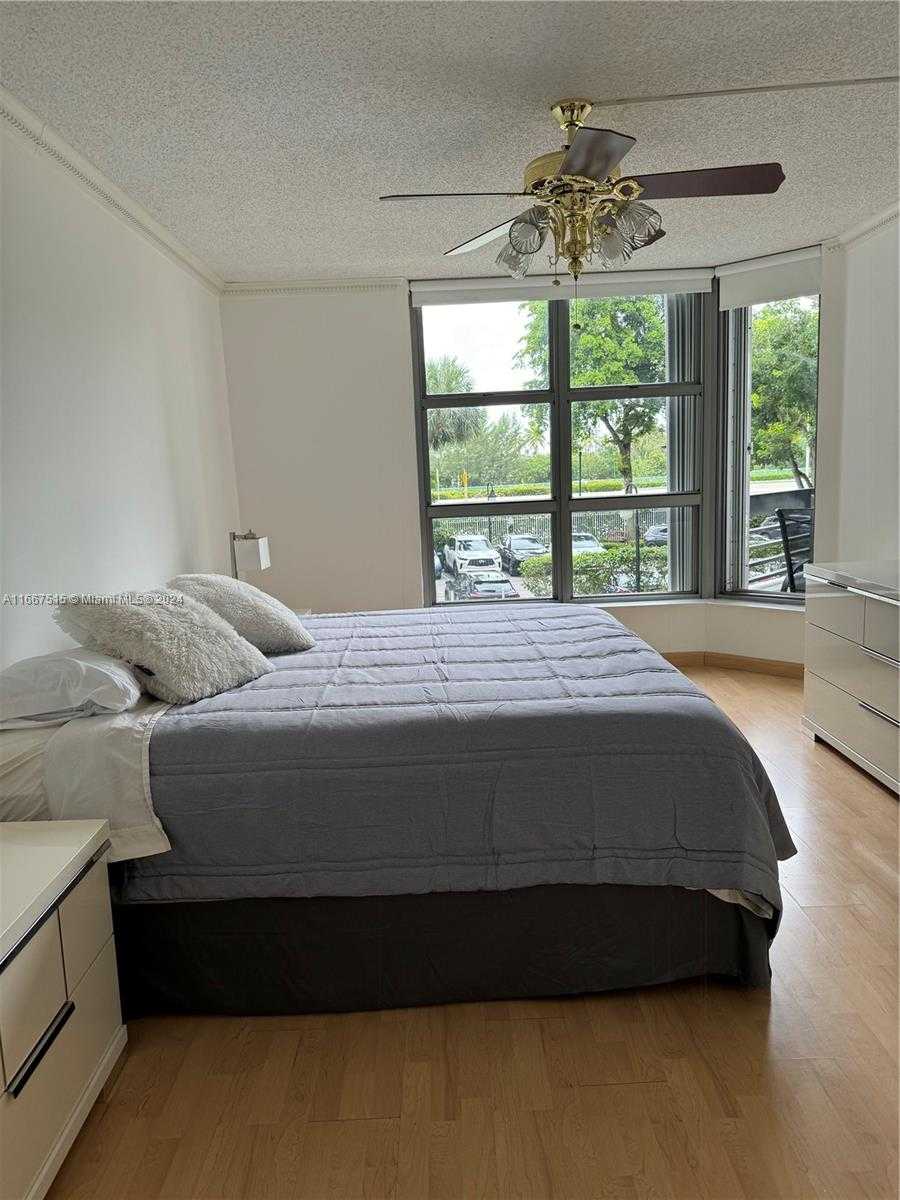 Small Image of 3400 #206, Aventura Number 9