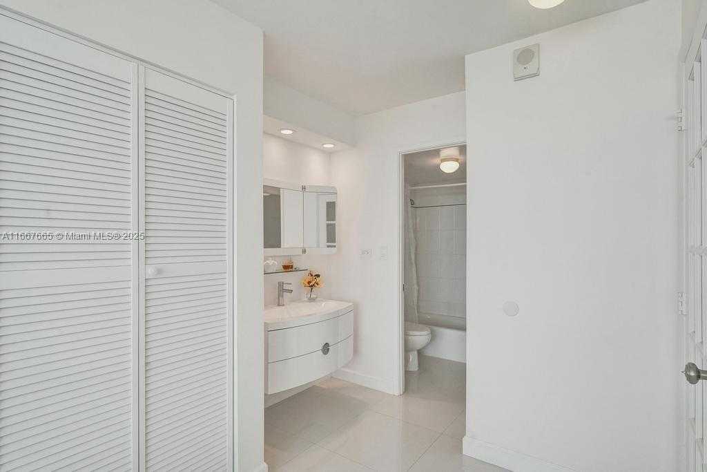 Small Image of 7135 COLLINS AVE #1723, Miami Beach Number 14