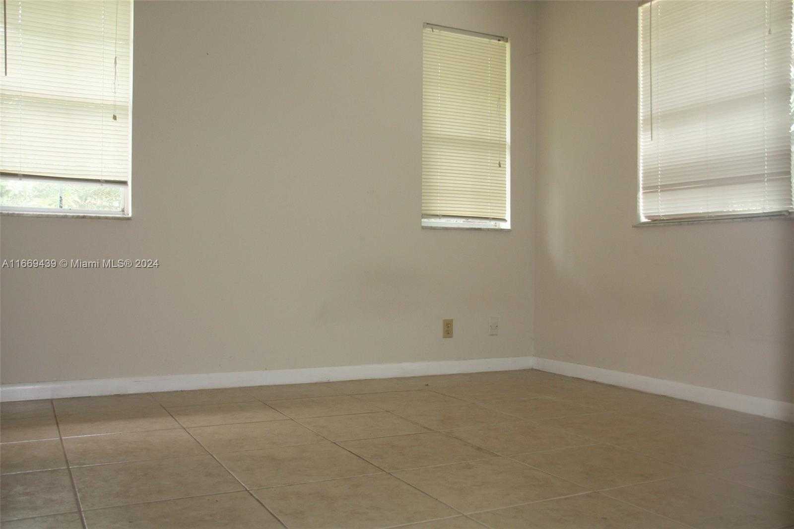 Small Image of 11462 #11462, Coral Springs Number 11