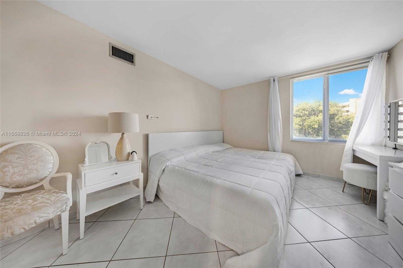 Small Image of 250 180TH DR #352, Sunny Isles Beach Number 13
