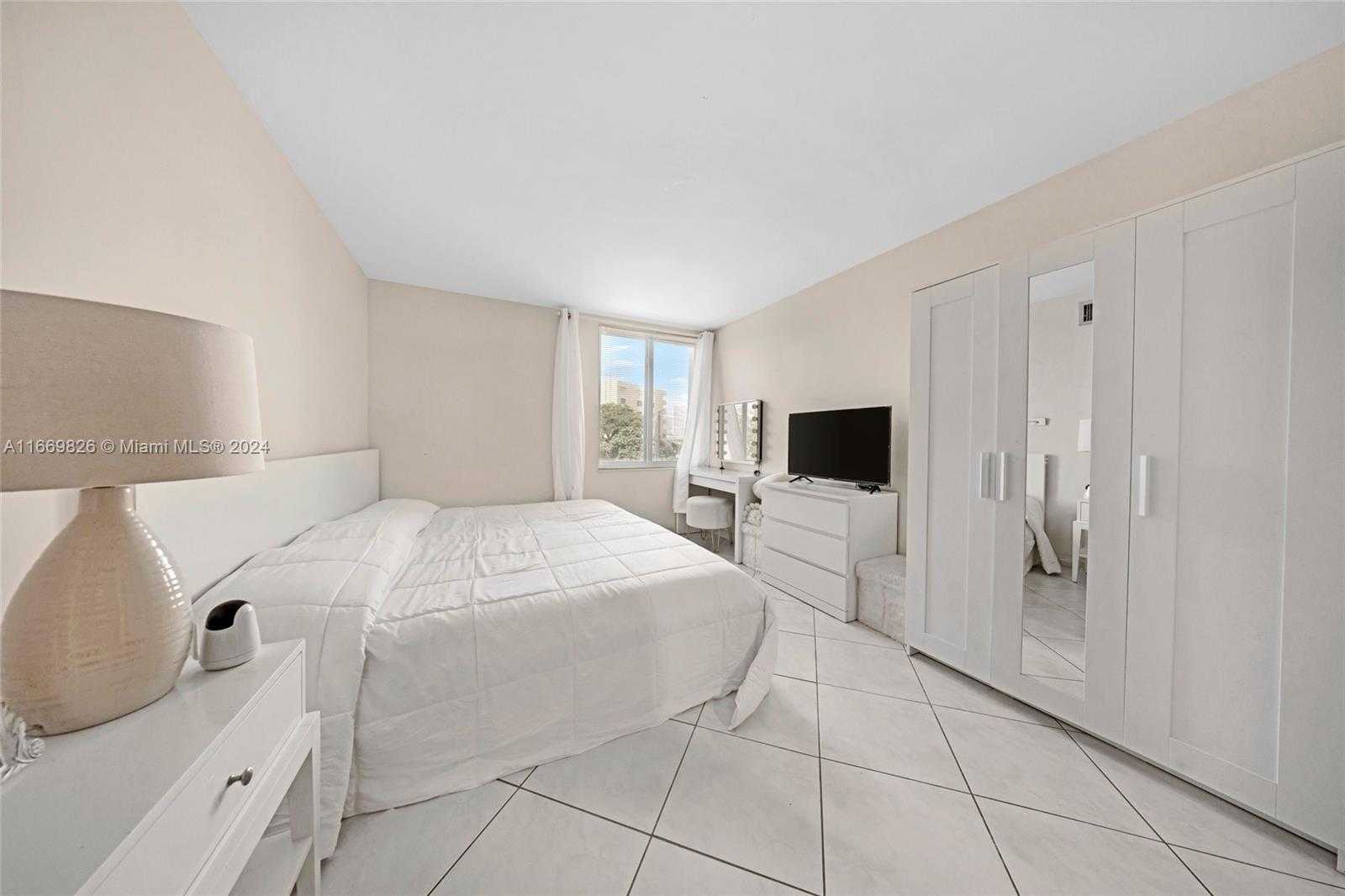 Small Image of 250 180TH DR #352, Sunny Isles Beach Number 14