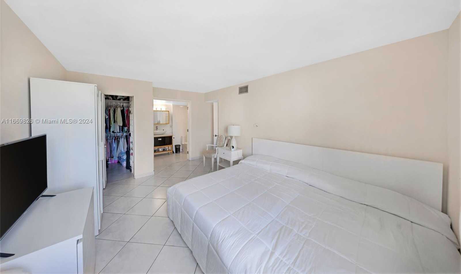 Small Image of 250 180TH DR #352, Sunny Isles Beach Number 15