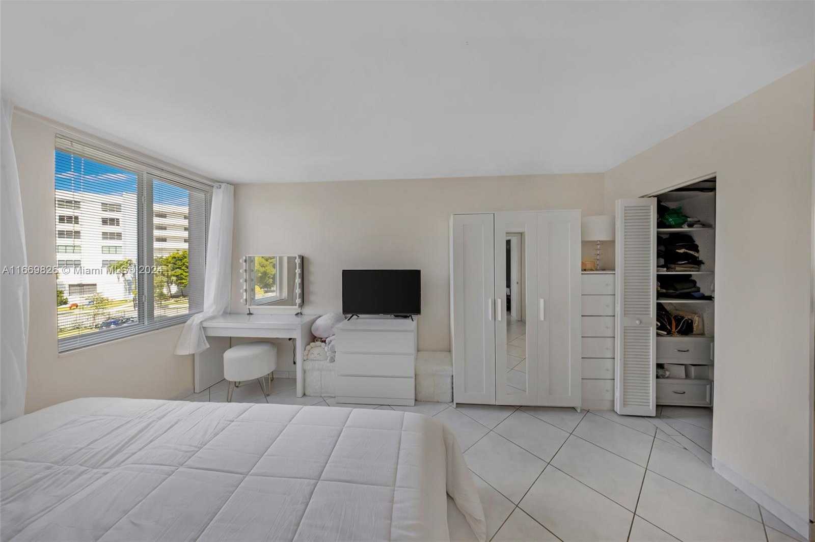 Small Image of 250 180TH DR #352, Sunny Isles Beach Number 16
