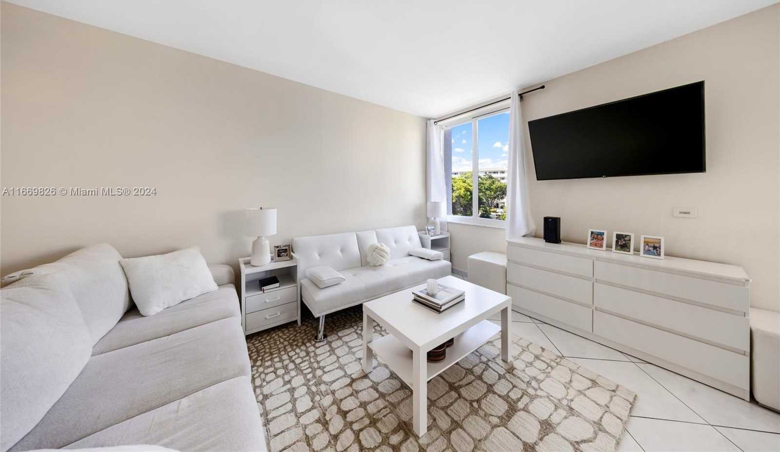Small Image of 250 180TH DR #352, Sunny Isles Beach Number 3