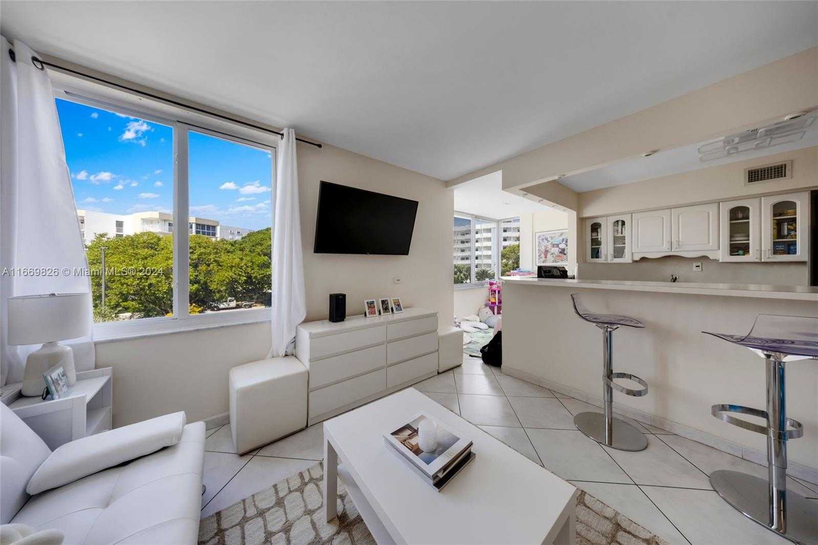 Small Image of 250 180TH DR #352, Sunny Isles Beach Number 4