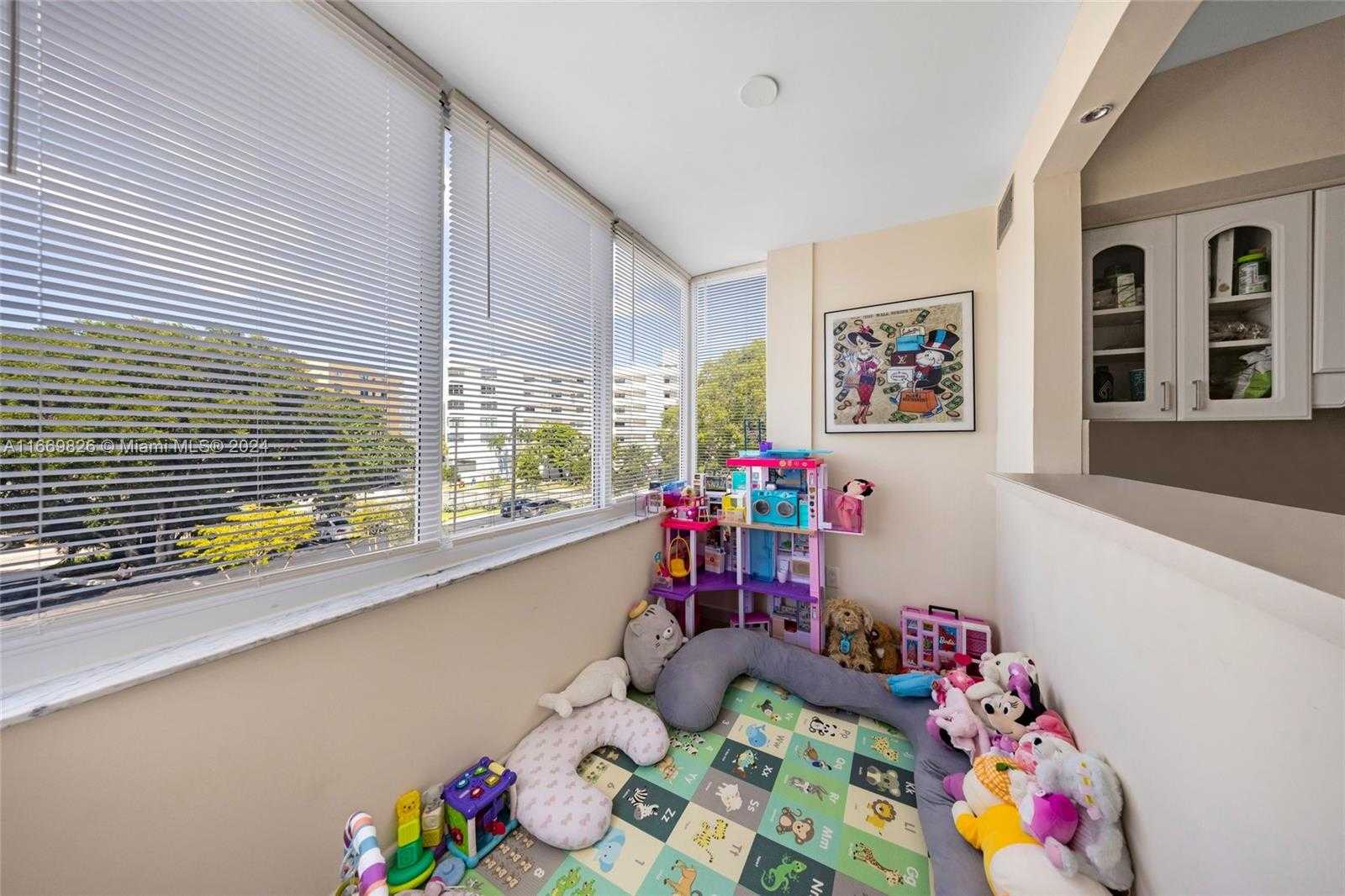 Small Image of 250 180TH DR #352, Sunny Isles Beach Number 5