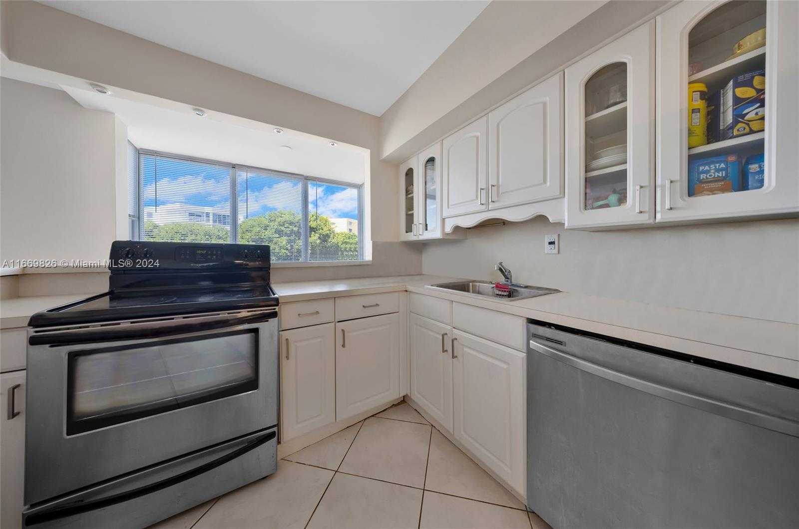 Small Image of 250 180TH DR #352, Sunny Isles Beach Number 9