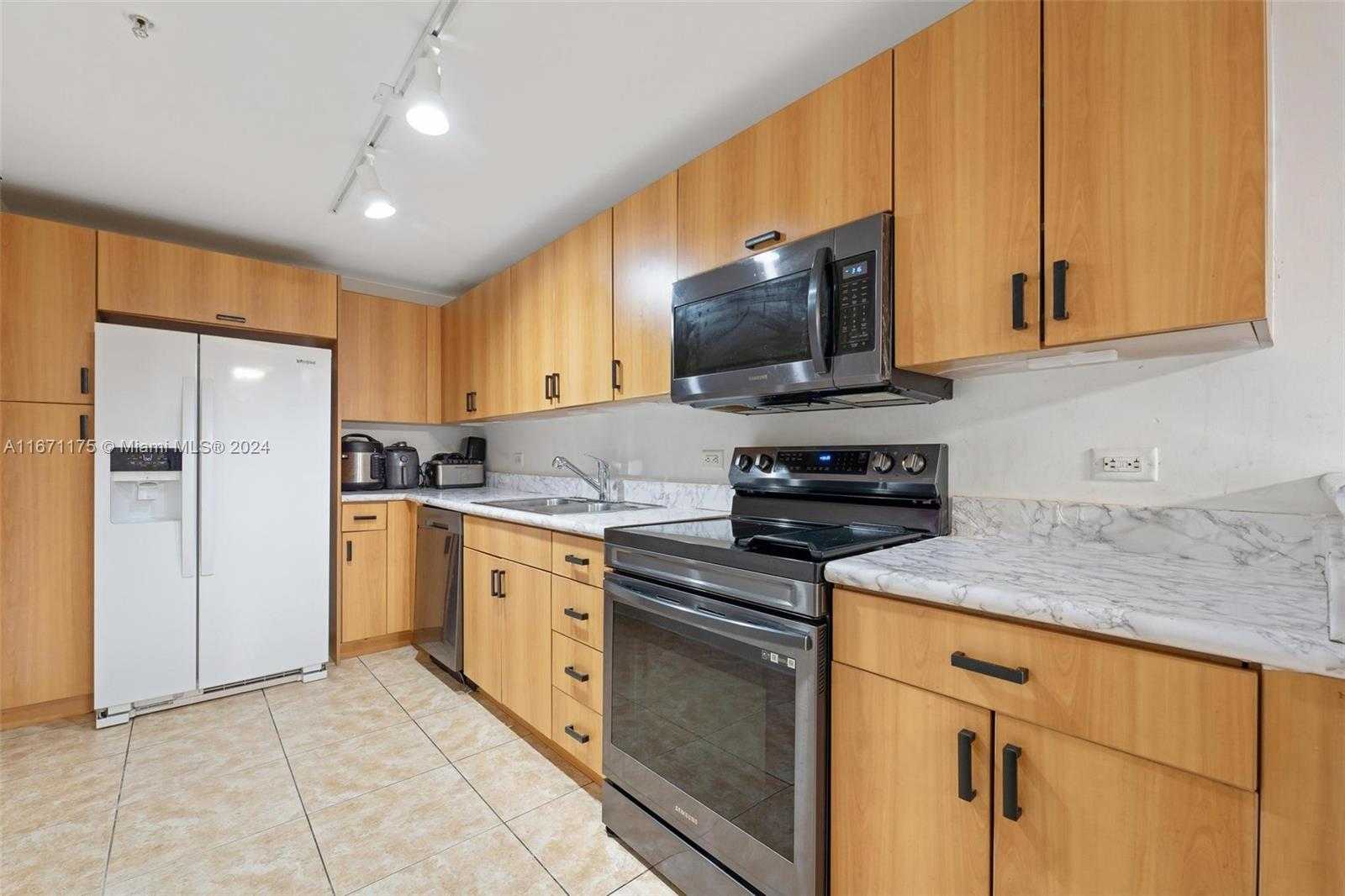 Small Image of 7501 EAST TREASURE DR #3M, North Bay Village Number 4