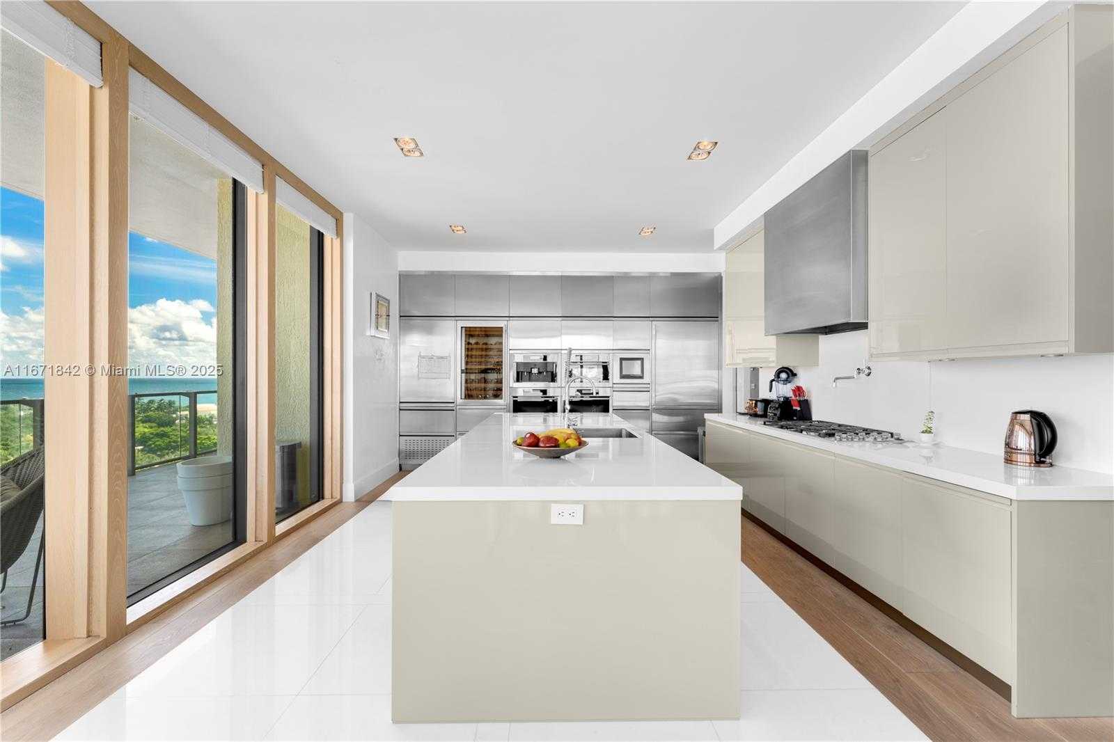 Small Image of 800 SOUTH POINTE DR #901, Miami Beach Number 10