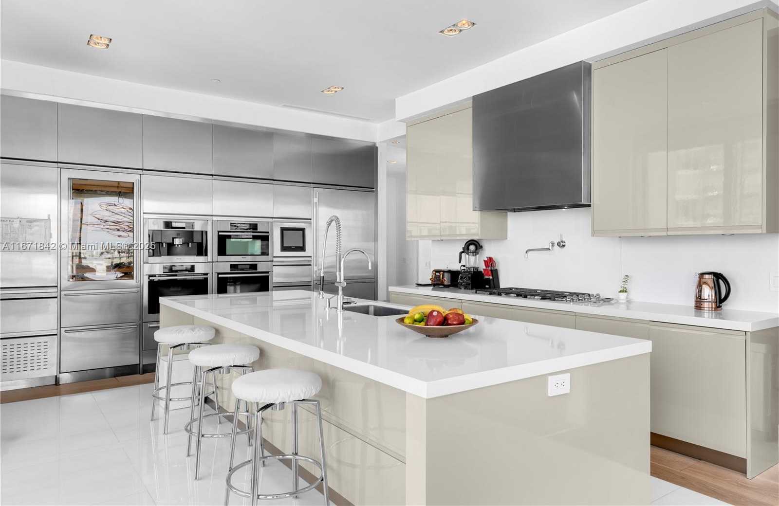 Small Image of 800 SOUTH POINTE DR #901, Miami Beach Number 11