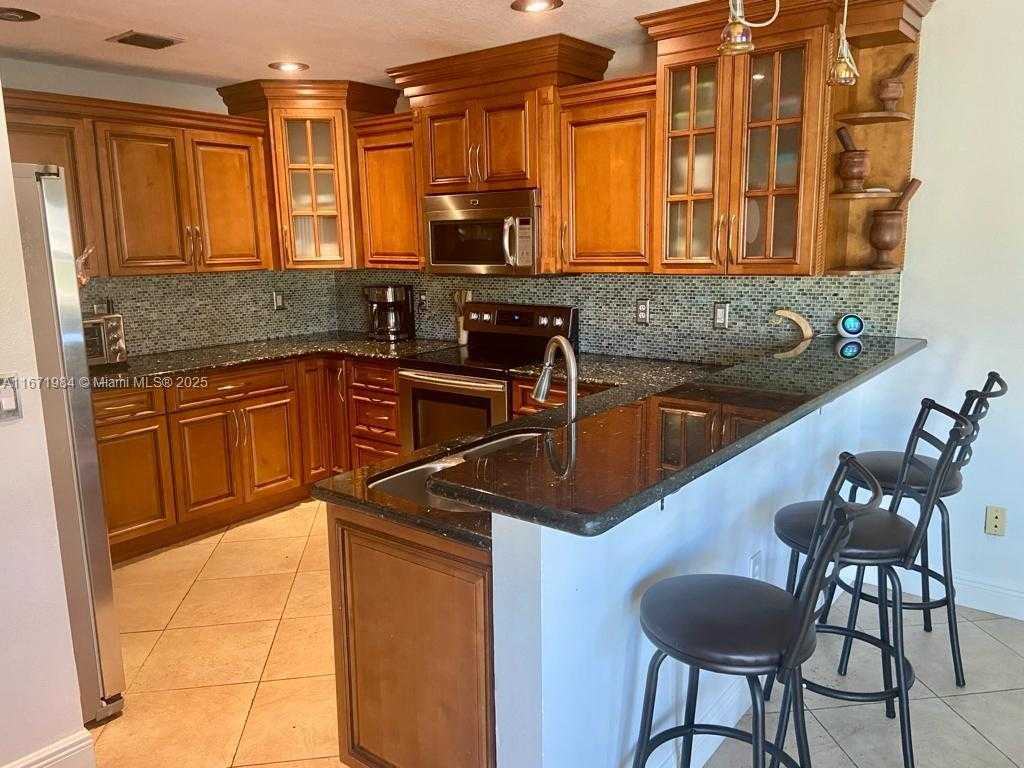 Small Image of 4046 EASTRIDGE DR, Deerfield Beach Number 4