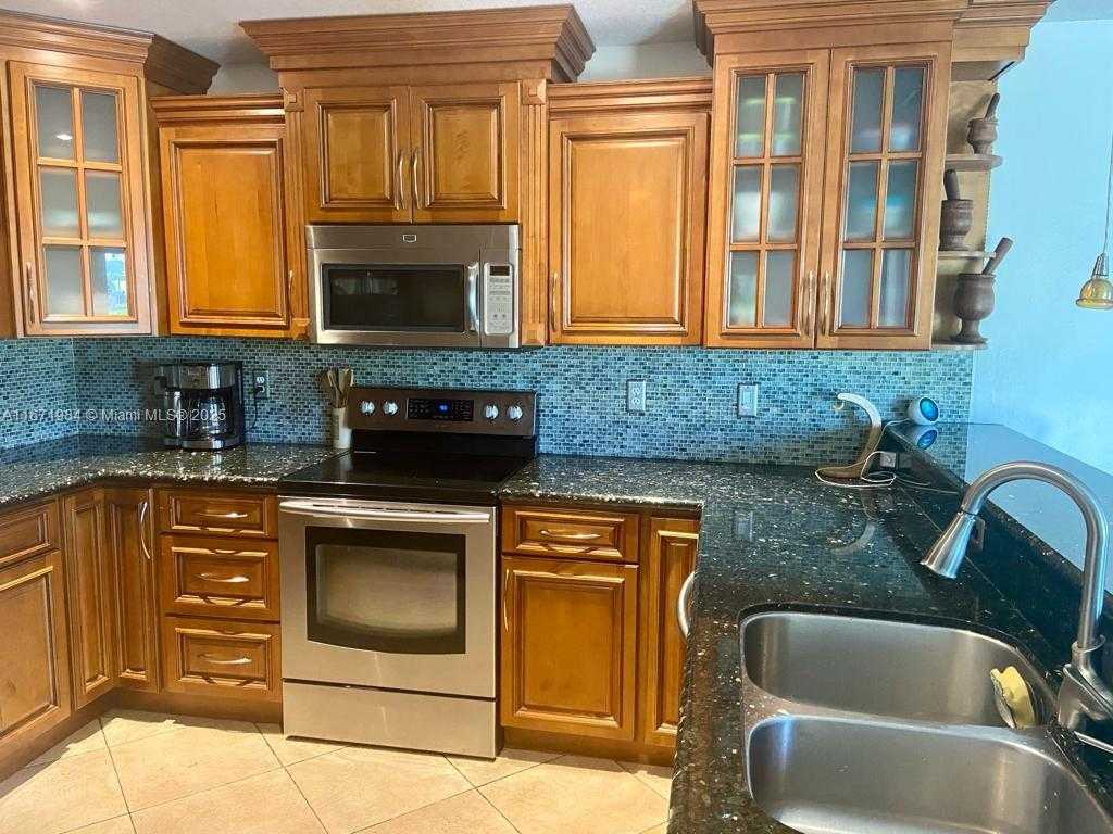 Small Image of 4046 EASTRIDGE DR, Deerfield Beach Number 7