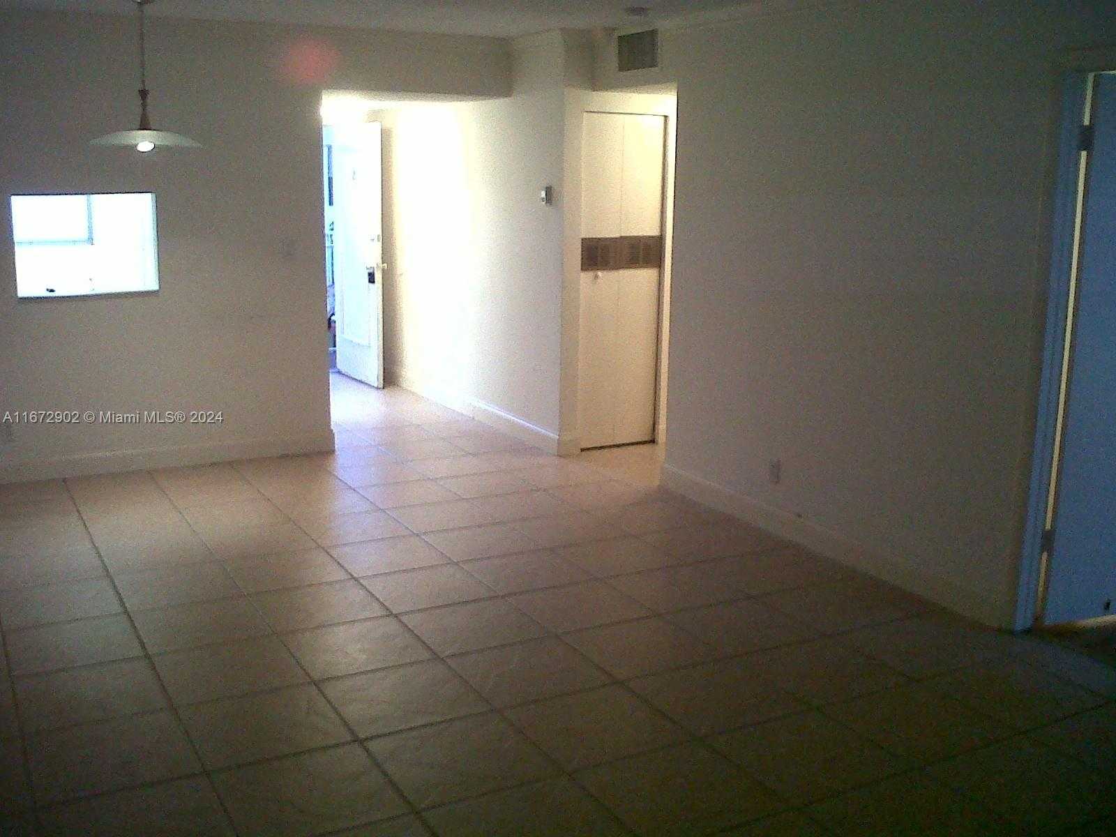 Small Image of 2008 JACKSON ST #E8, Hollywood Number 10