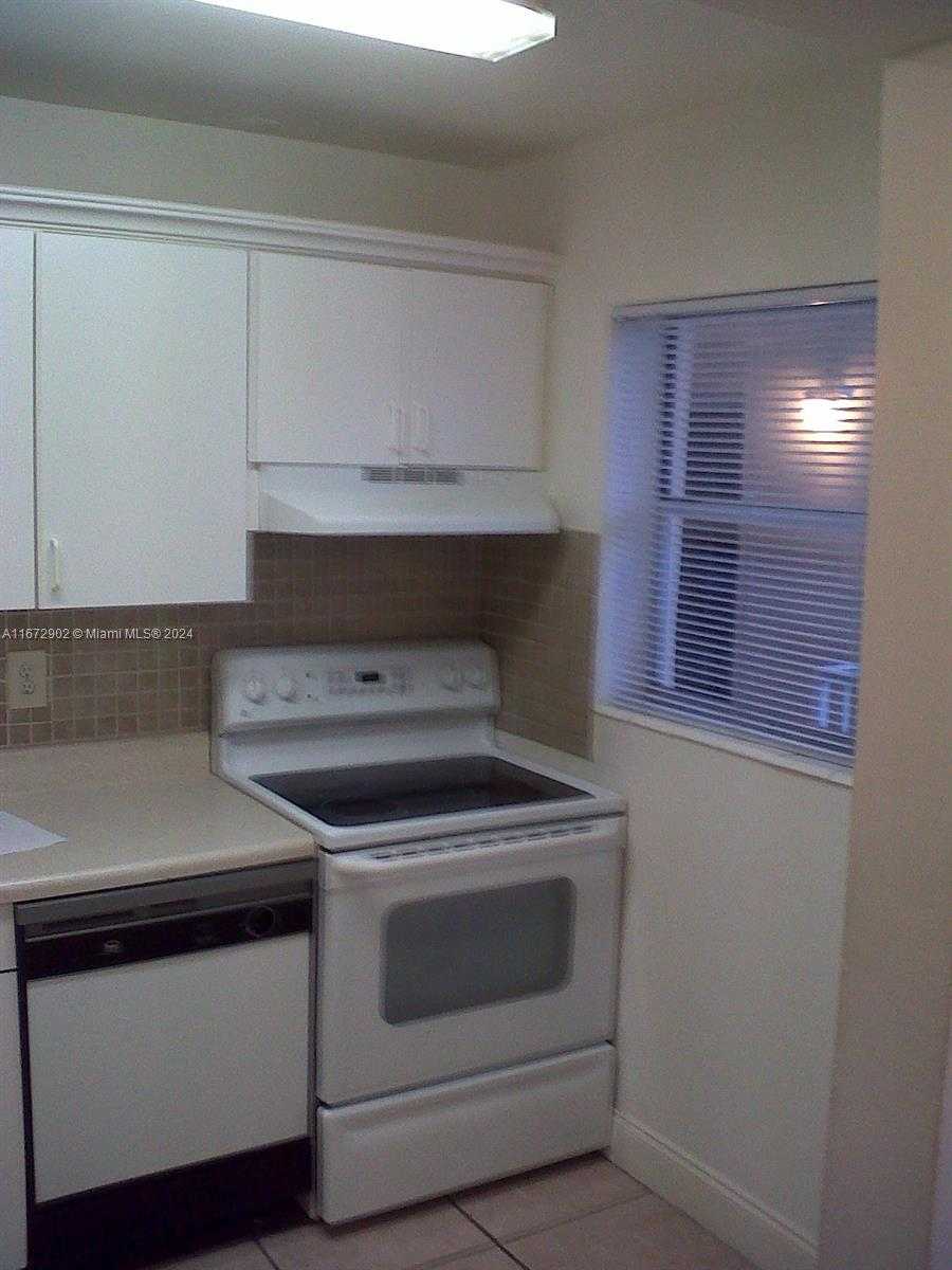 Small Image of 2008 JACKSON ST #E8, Hollywood Number 12