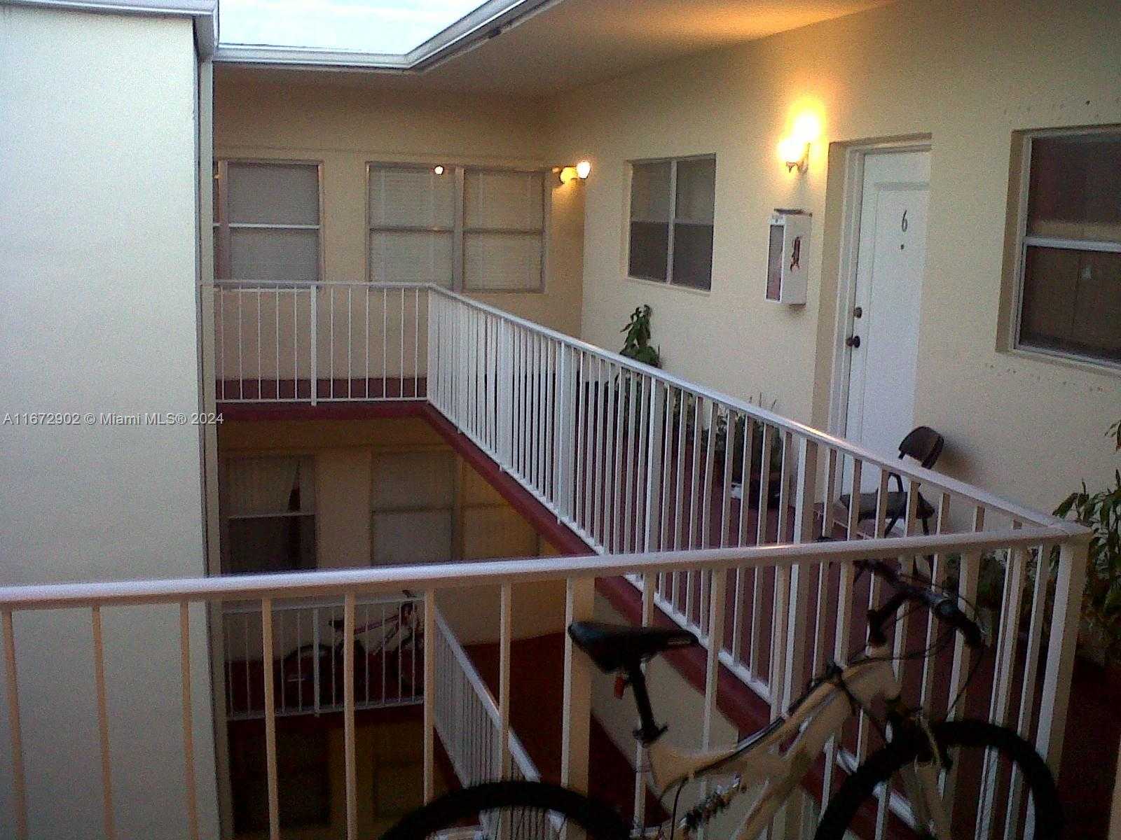 Small Image of 2008 JACKSON ST #E8, Hollywood Number 17