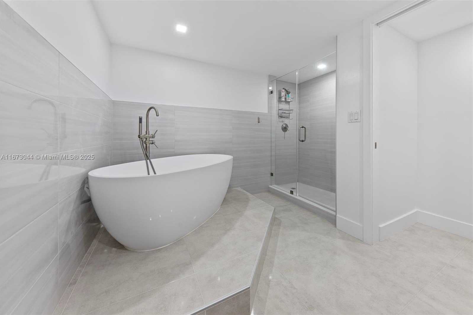 Small Image of 2751 SOUTH OCEAN DR #1802S, Hollywood Number 17