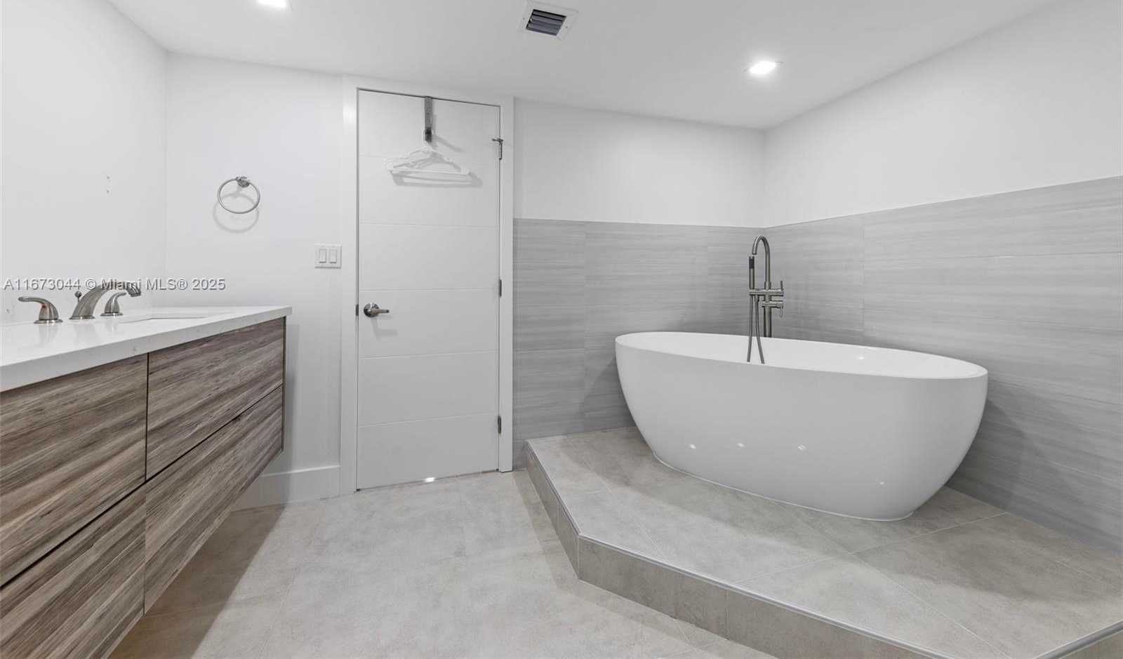 Small Image of 2751 SOUTH OCEAN DR #1802S, Hollywood Number 20
