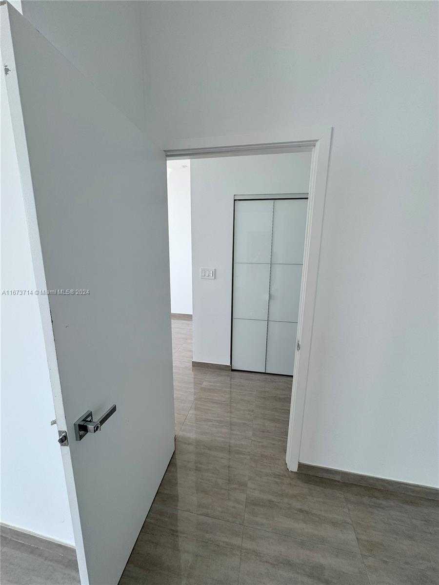 Small Image of 325 SOUTH BISCAYNE BLVD #LPH 19, Miami Number 13