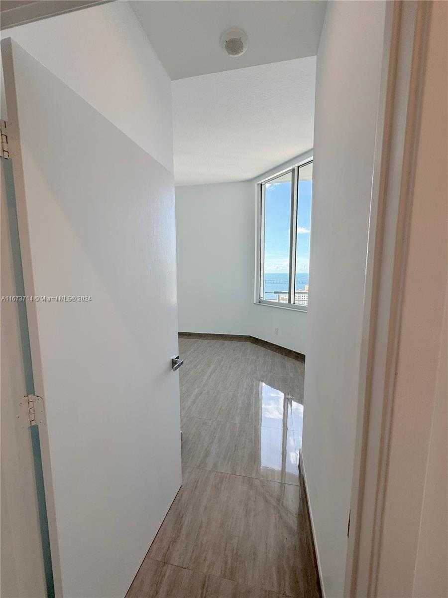 Small Image of 325 SOUTH BISCAYNE BLVD #LPH 19, Miami Number 25
