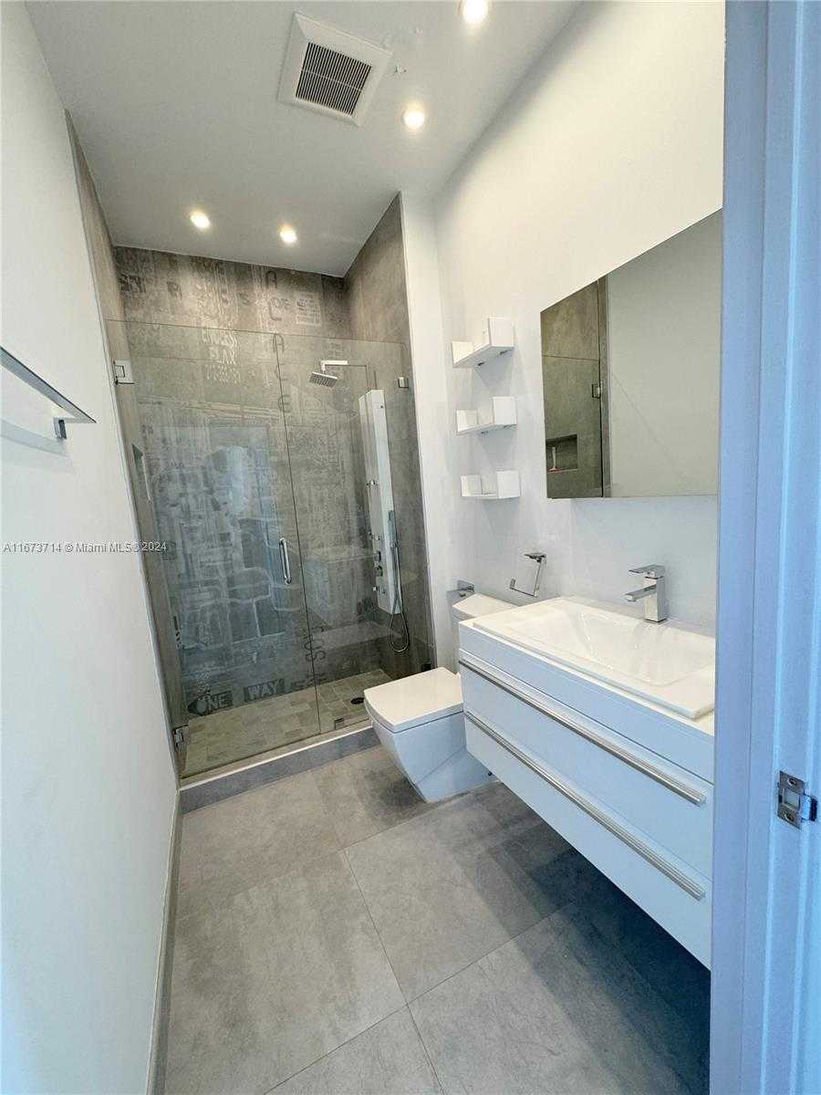 Small Image of 325 SOUTH BISCAYNE BLVD #LPH 19, Miami Number 31