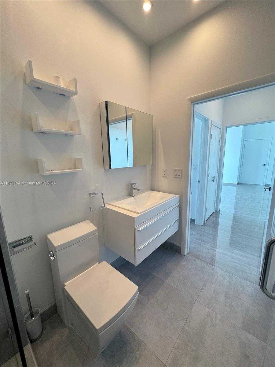 Small Image of 325 SOUTH BISCAYNE BLVD #LPH 19, Miami Number 32