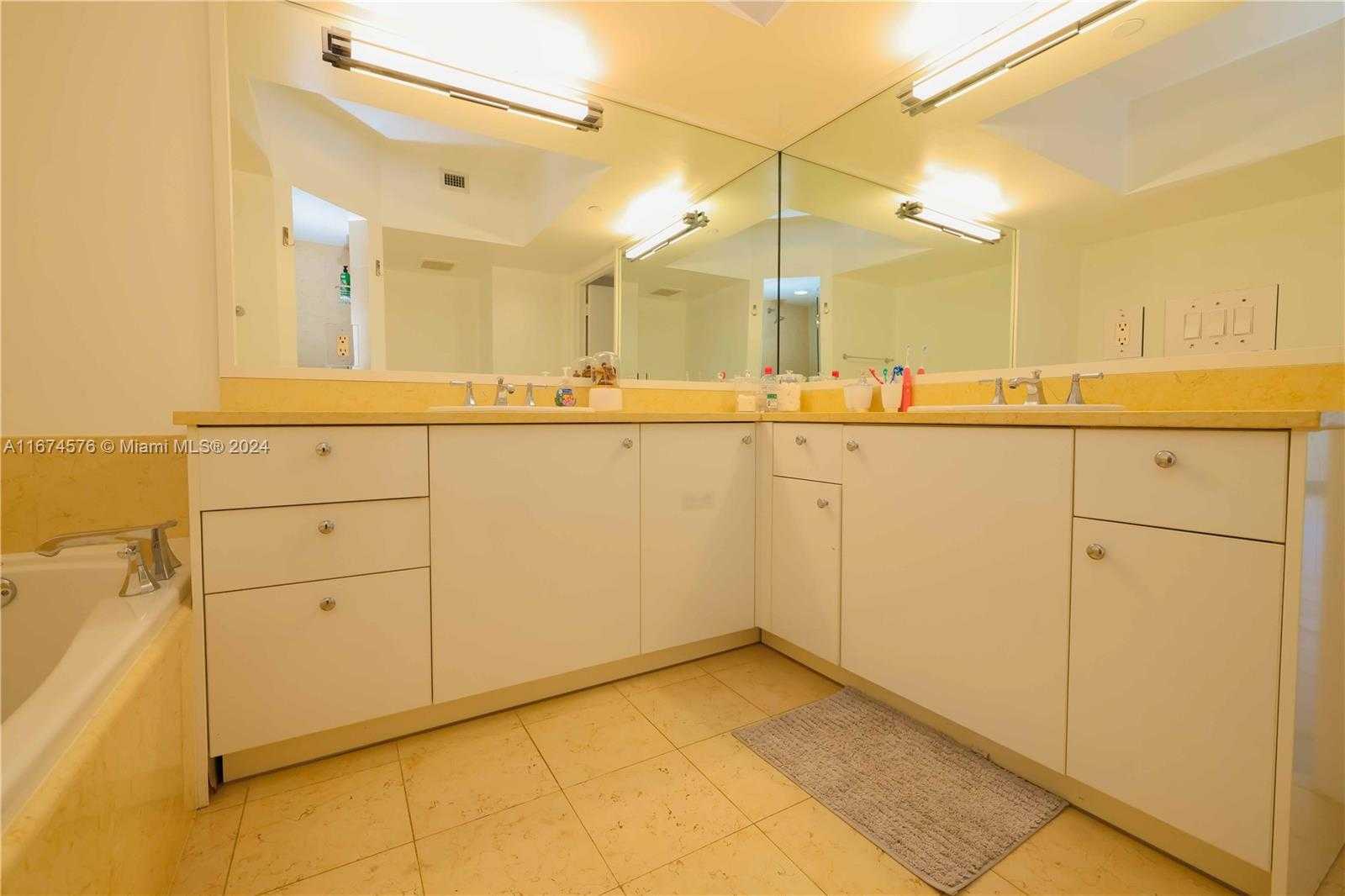 Small Image of 19900 E Country Club Dr, Aventura, FL 33180, USA Number 12