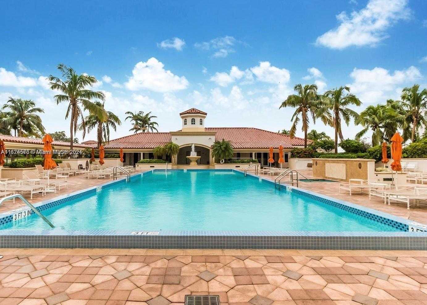 Small Image of 19900 E Country Club Dr, Aventura, FL 33180, USA Number 3