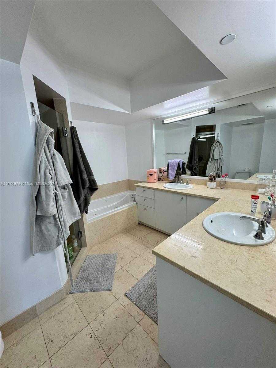 Small Image of 19900 E Country Club Dr, Aventura, FL 33180, USA Number 9
