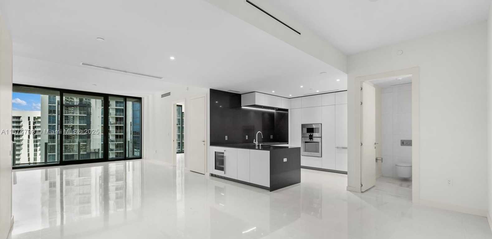 Small Image of 300 BISCAYNE BLVD WAY #2409, Miami Number 3