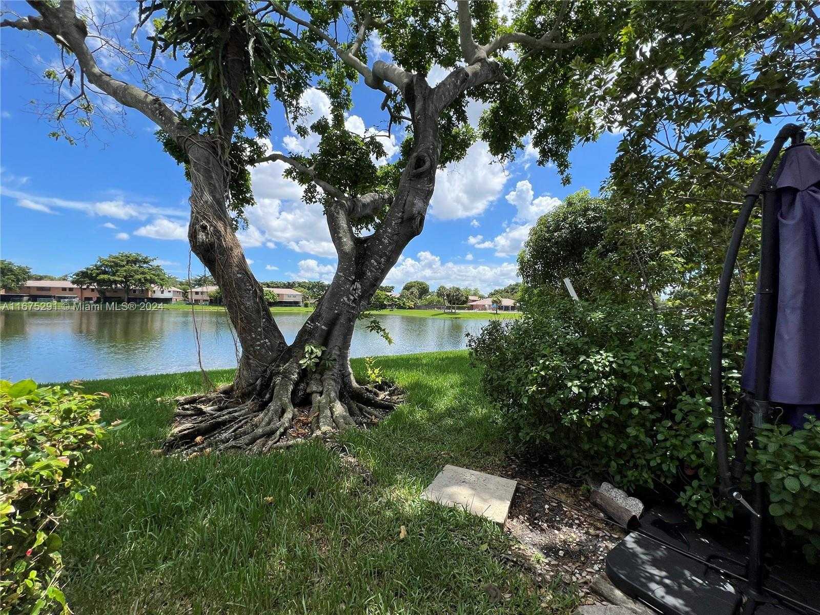 Small Image of 10524 NORTH WEST 6TH ST, Pembroke Pines Number 16