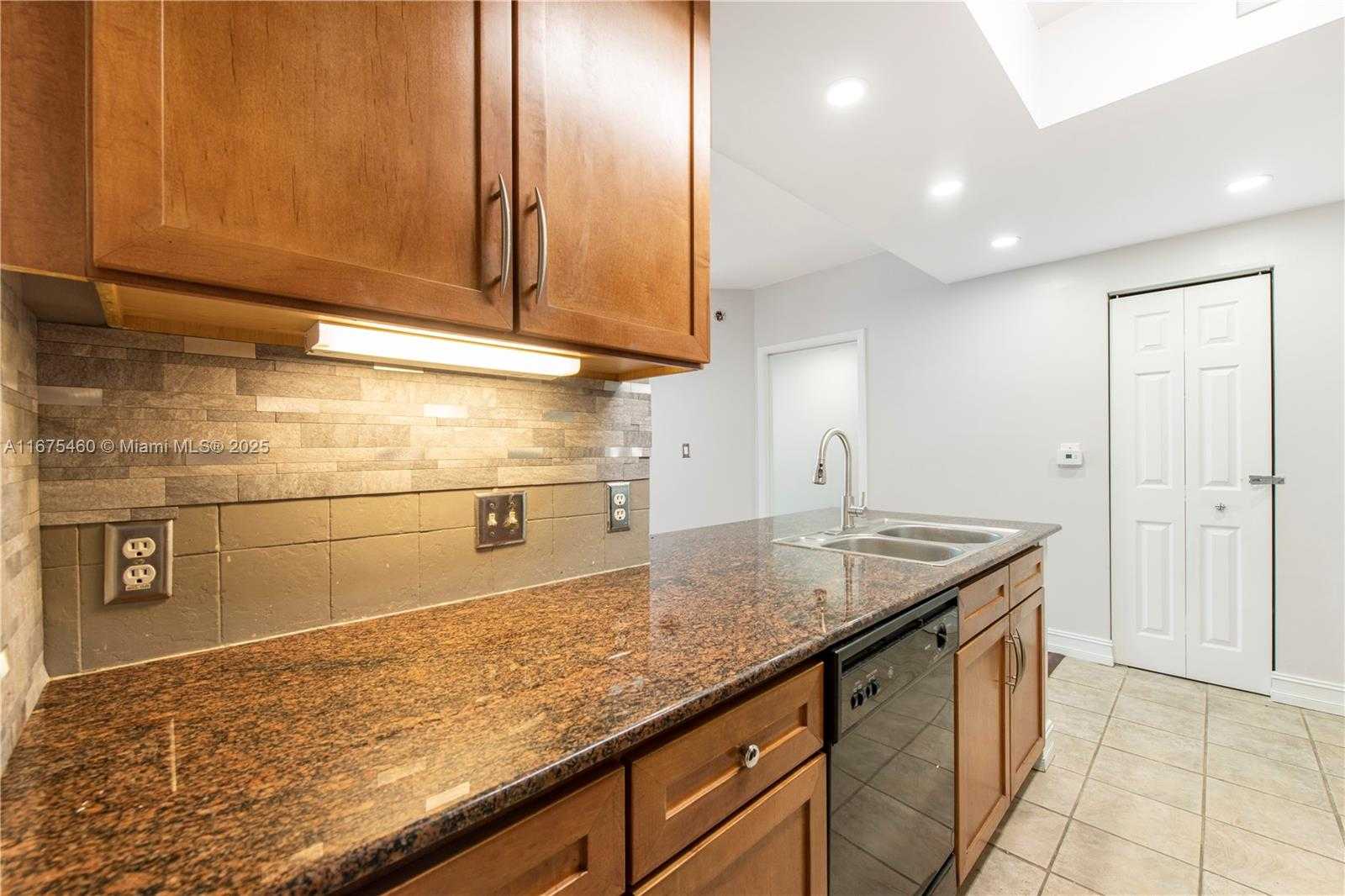 Small Image of 2000 NORTH BAYSHORE DR #306, Miami Number 12
